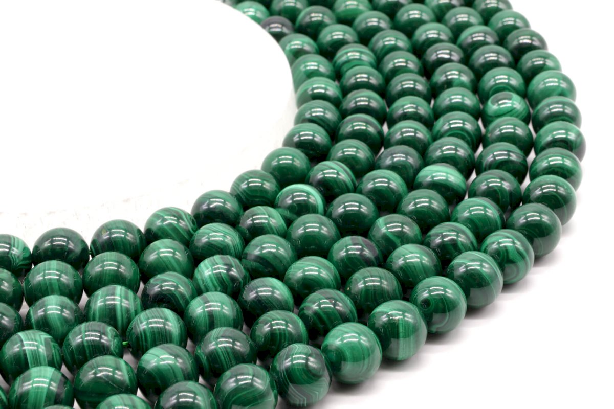 Perles 'Dark' Malachite 'AA' 10mm sur fil 40cm