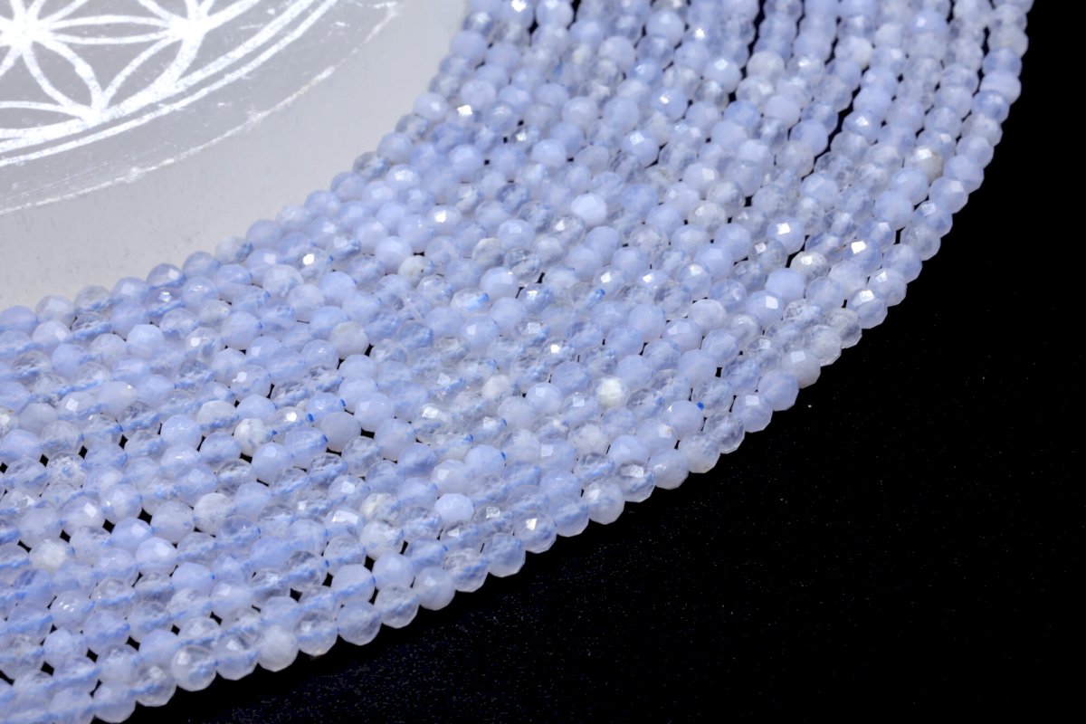 Perles facettées Calcédoine Bleue 3mm sur fil 40cm